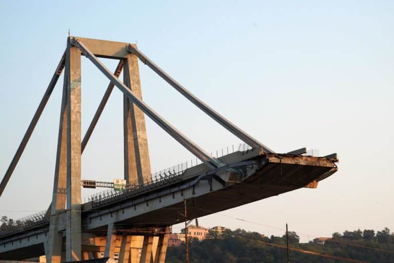 Ponte Morandi crollato.jpg