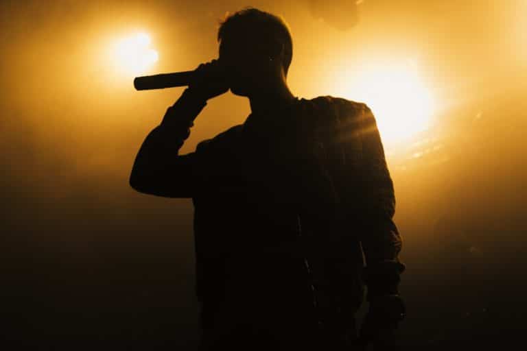 SH silhouette cantante.jpg