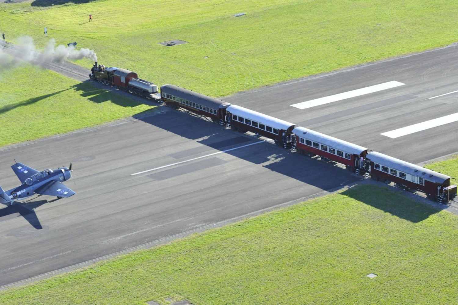 Questo è l’aeroporto più spaventoso del mondo (con una ferrovia che attraversa la pista) 1 aeroporto nuova zelanda.jpg
