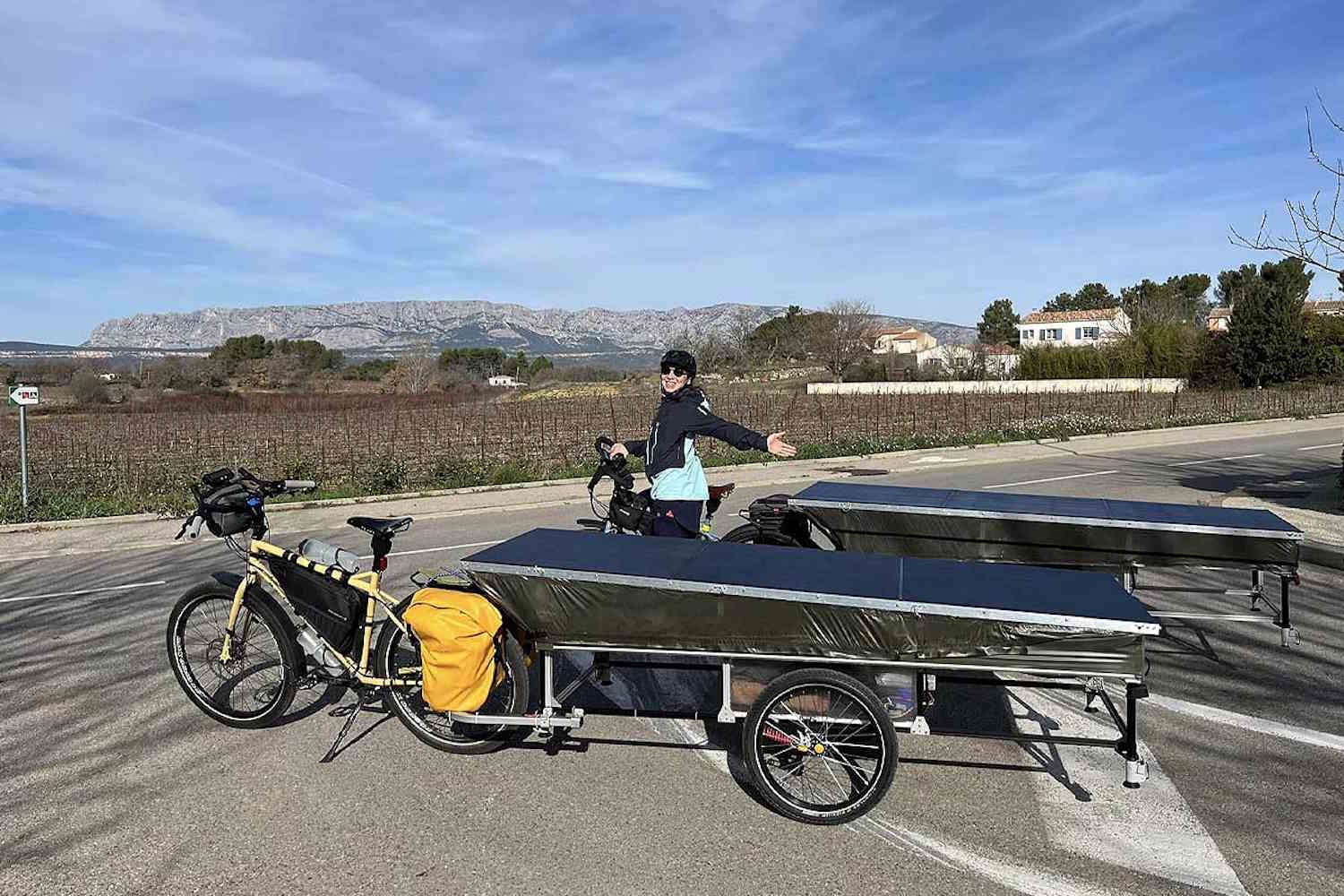 Questa coppia ha percorso 11.000 km sulle Ande con una bici solare che produce energia di giorno e diventa un letto di notte 1 bici solare coppia cover.jpg