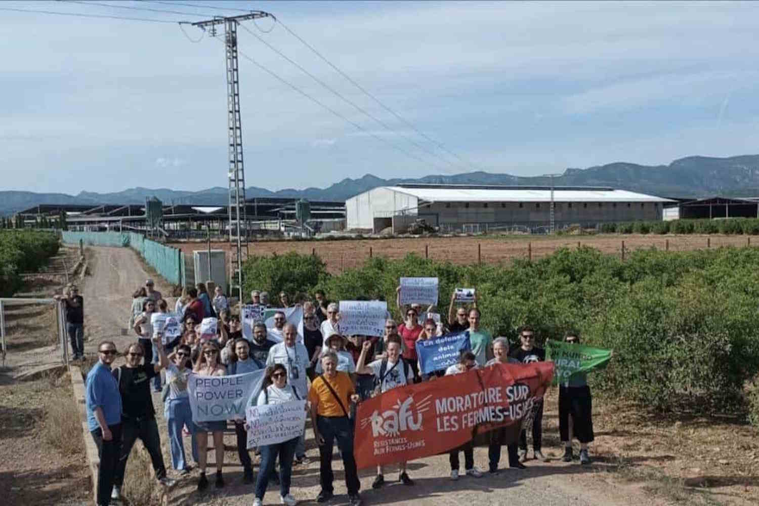 Una comunità intera contro il mega allevamento intensivo: “sappiamo il vero costo nascosto del latte!” 1 comunita valencia.jpg