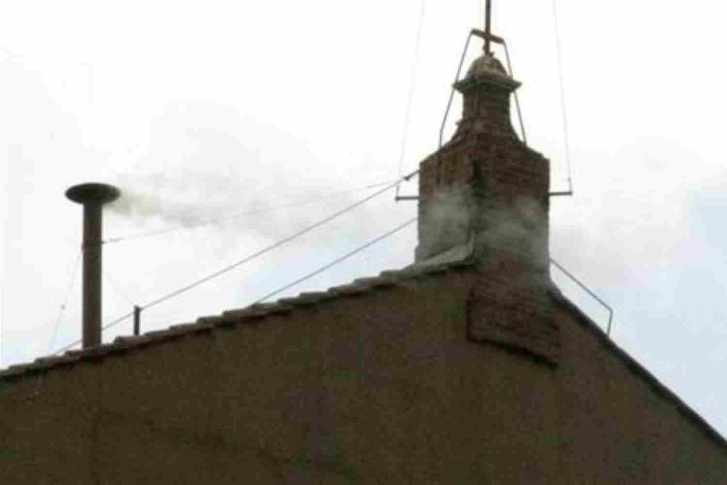 Conclave, come funziona la fumata bianca (e tutto quello che devi sapere) 1 fumata bianca.jpg