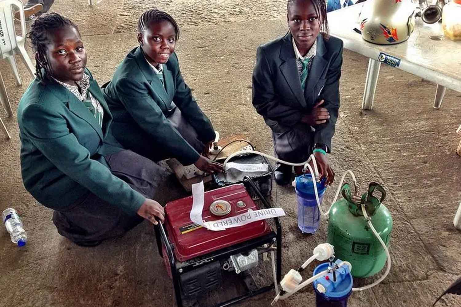Sei ora di elettricità con 1 litro di urina, il generatore di corrente creato da 4 studentesse nigeriane 1 generatore a urina.jpg