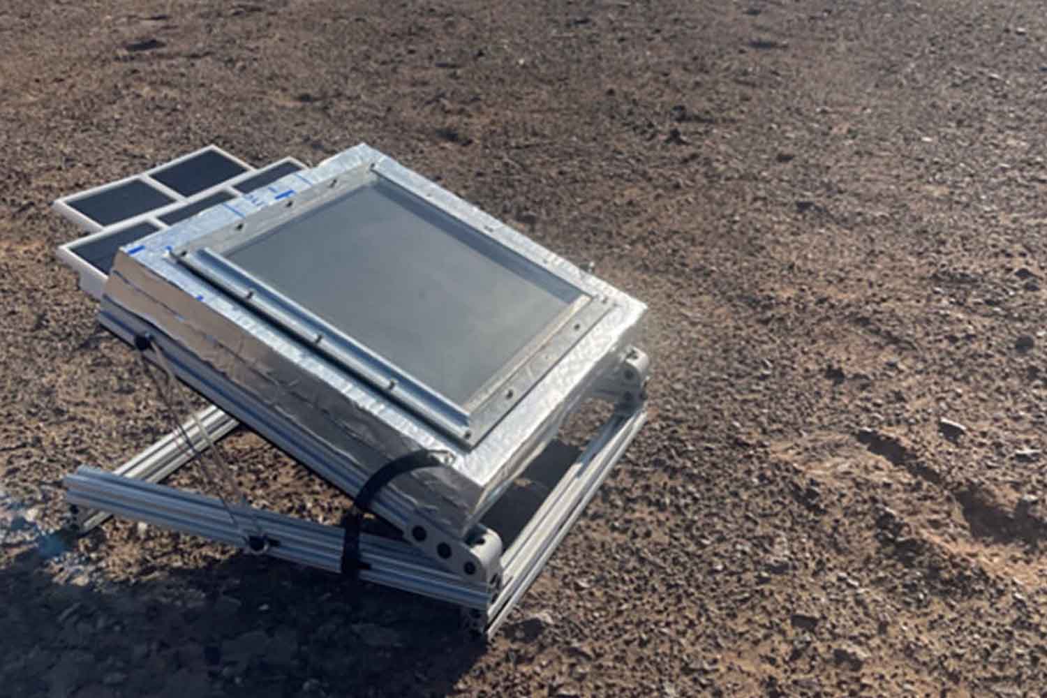 Questo team di ingegneri ha trovato il modo di estrarre acqua anche dall’aria secca del deserto 1 idrogel acqua device.jpg