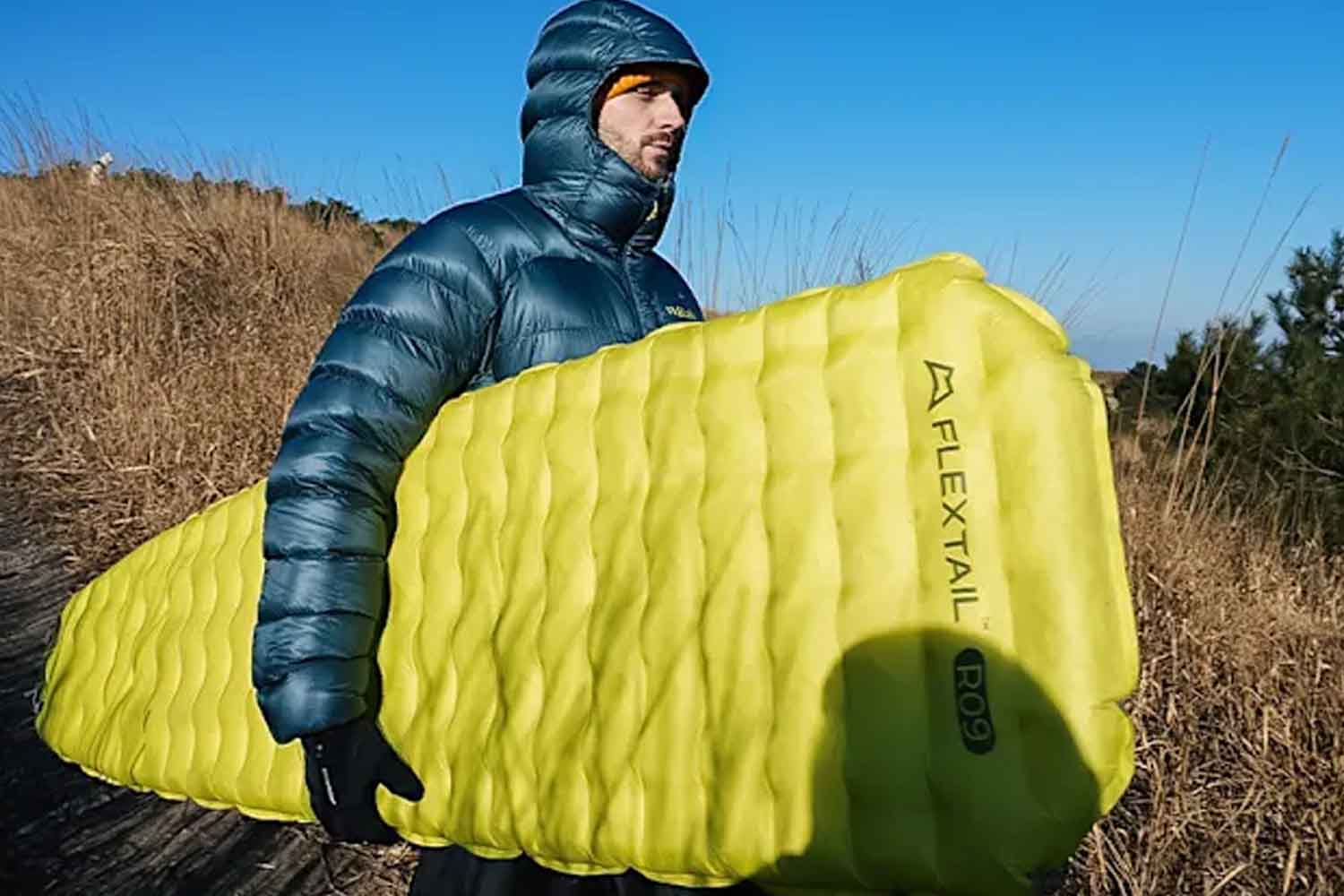 Questo materassino da campeggio è il più leggero del mondo: si gonfia da solo e pesa meno di una bottiglia d’acqua 1 materassino da campeggio.jpg