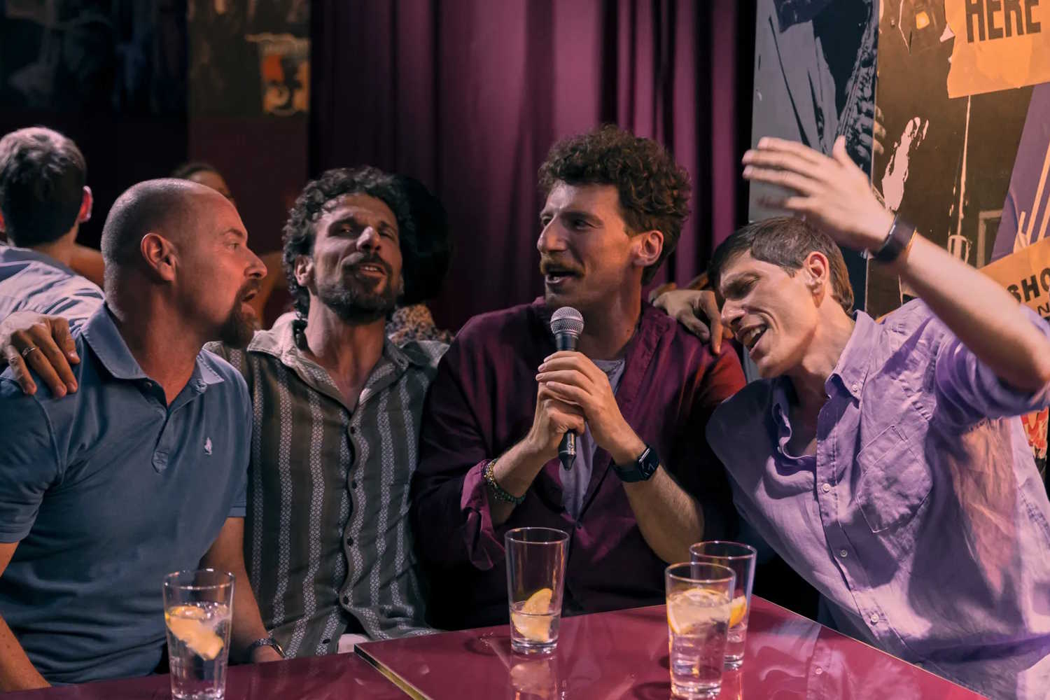 Arriva su Netflix “Maschi veri”, la nuova serie tutta italiana che prova a smontare il mito del macho con l’ironia 1 netflix maschi.jpg