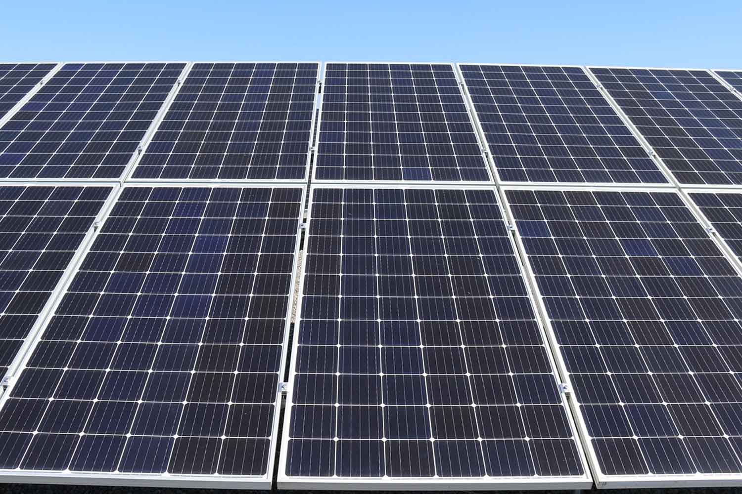 Energia gratis in Italia per sei ore: ecco cosa c’è dietro il crollo dei prezzi (e ha che fare anche con le rinnovabili) 1 pannelli so lari.jpg