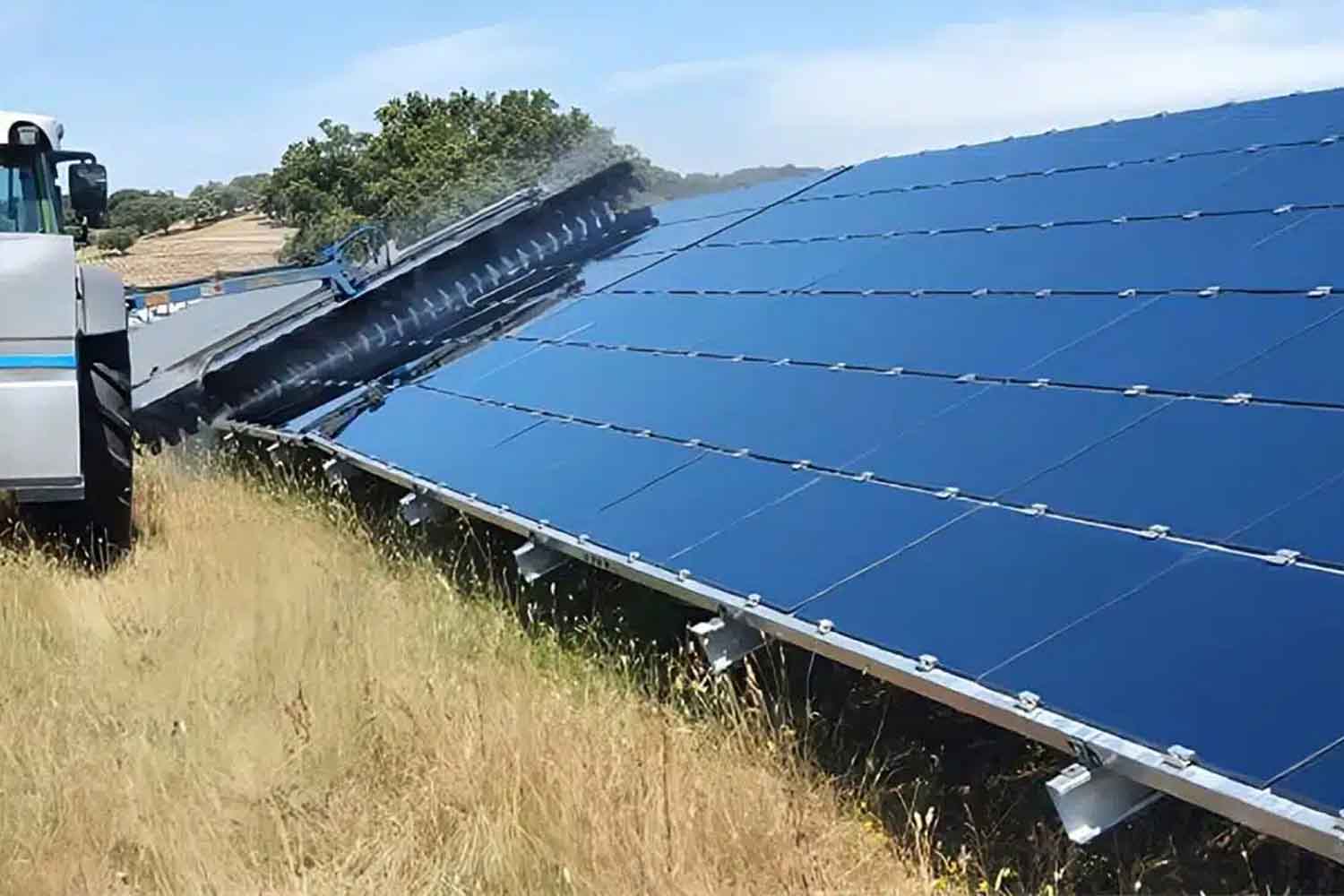 Fotovoltaico: la rivoluzionaria pellicola che protegge i pannelli solari da polvere, sabbia e pioggia 1 pellicola pannelli solari.jpg