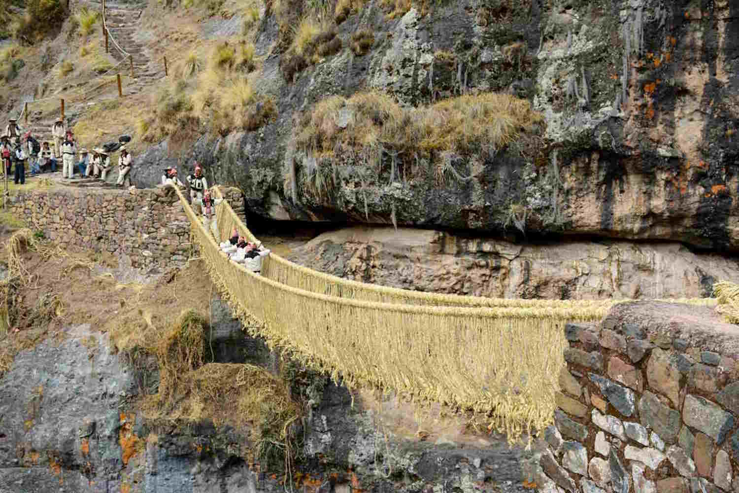Distrutto il ponte Q’eswachaka, simbolo vivente della cultura Inca, un atto vandalico che spezza una tradizione millenaria 1 ponte Qeswachaka.jpg