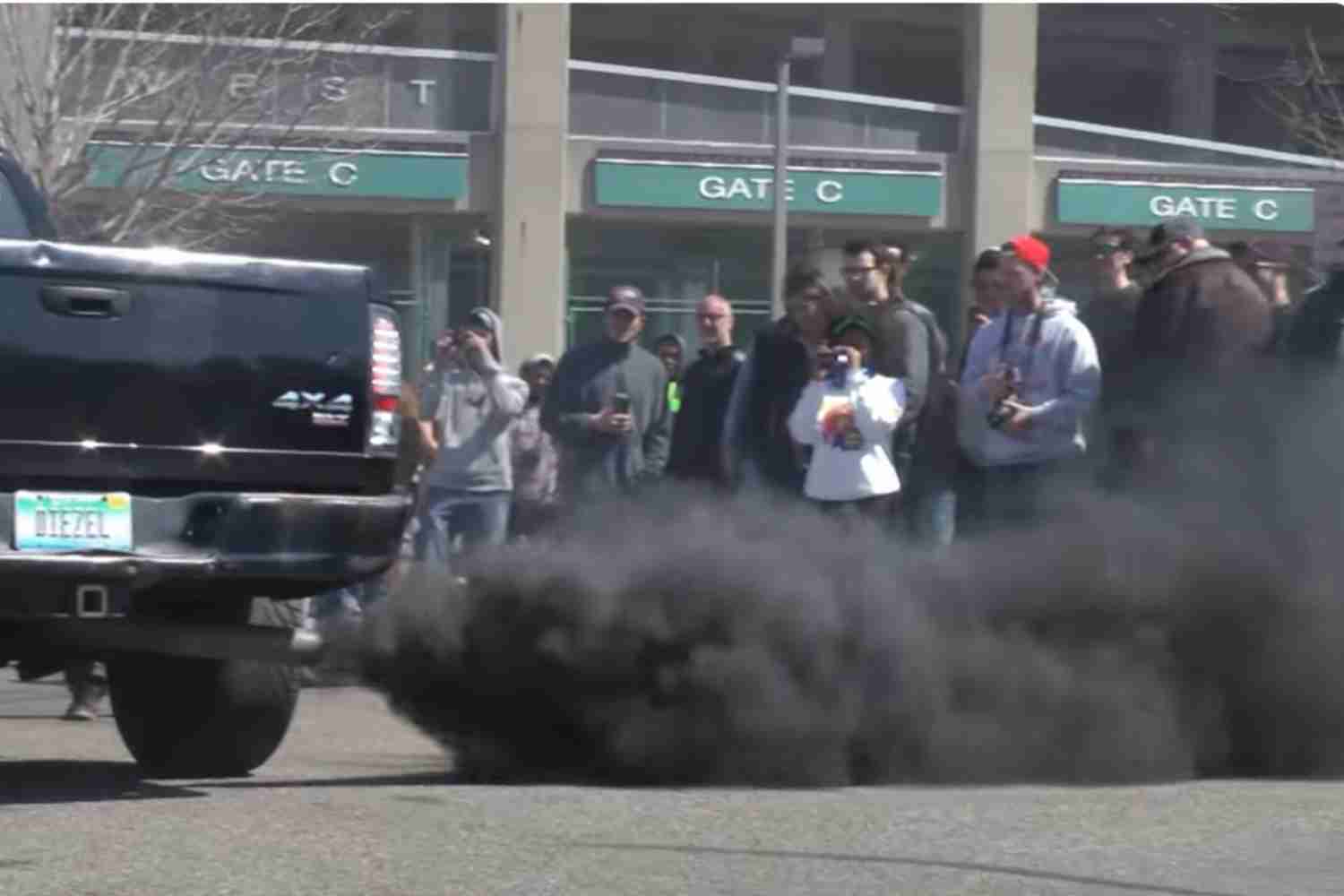Orgogliosi di inquinare: ti racconto la pericolosa moda del ‘rolling coal’, che trasforma i pick-up in fabbriche di smog 1 rolling coal.jpg