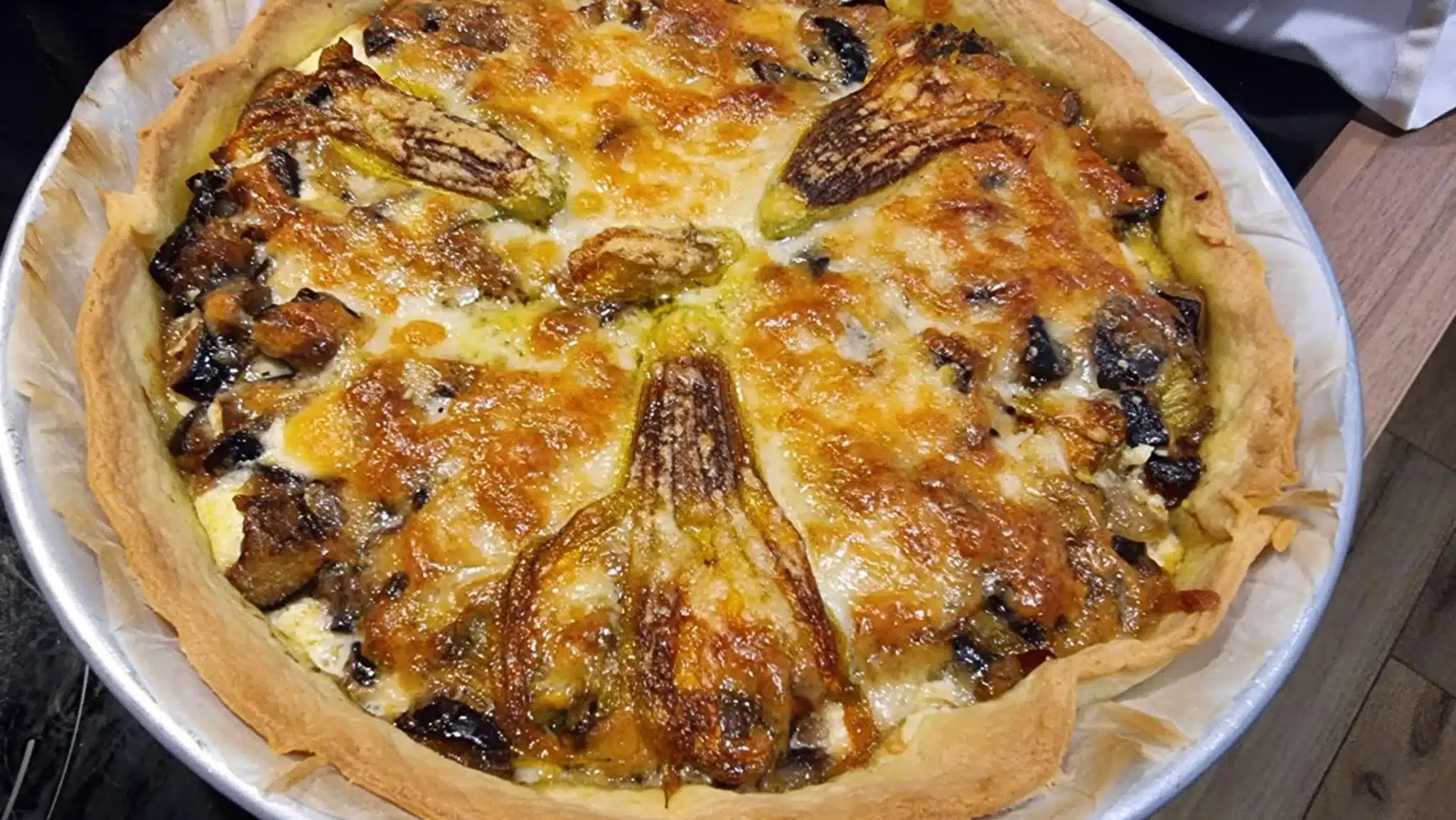 Crostata salata con colori e profumi del sud: piccolo trucco per non bagnare la pasta brisée 1 1ba83b28 46f2 4b03 91c6 066424015da5 1.jpg.webp