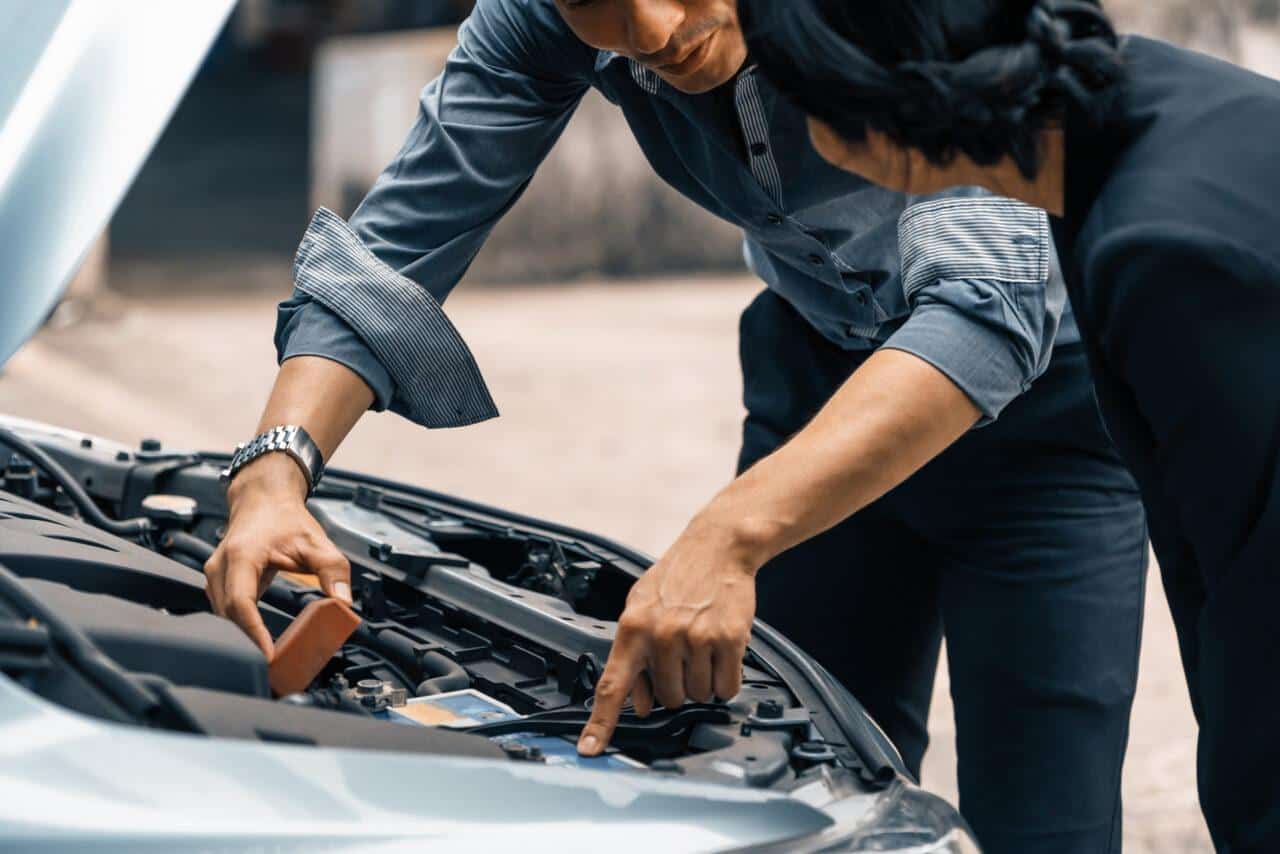 Quanto tempo serve per importare un’auto? Ecco tutte le fasi 1 Acquirente e venditore fanno una trattativa sul veicolo in vendita e1746519711972.jpg