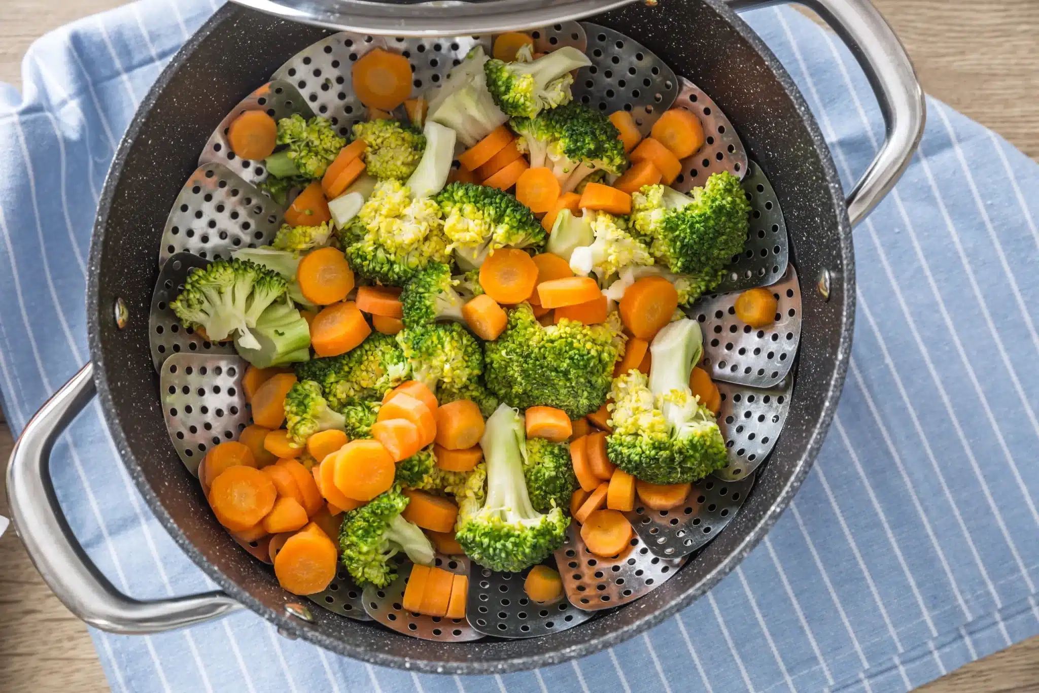 Cottura a vapore: il metodo più sano per cucinare le verdure (con tabella dei tempi) 1 AdobeStock 320625135 scaled.jpeg.webp