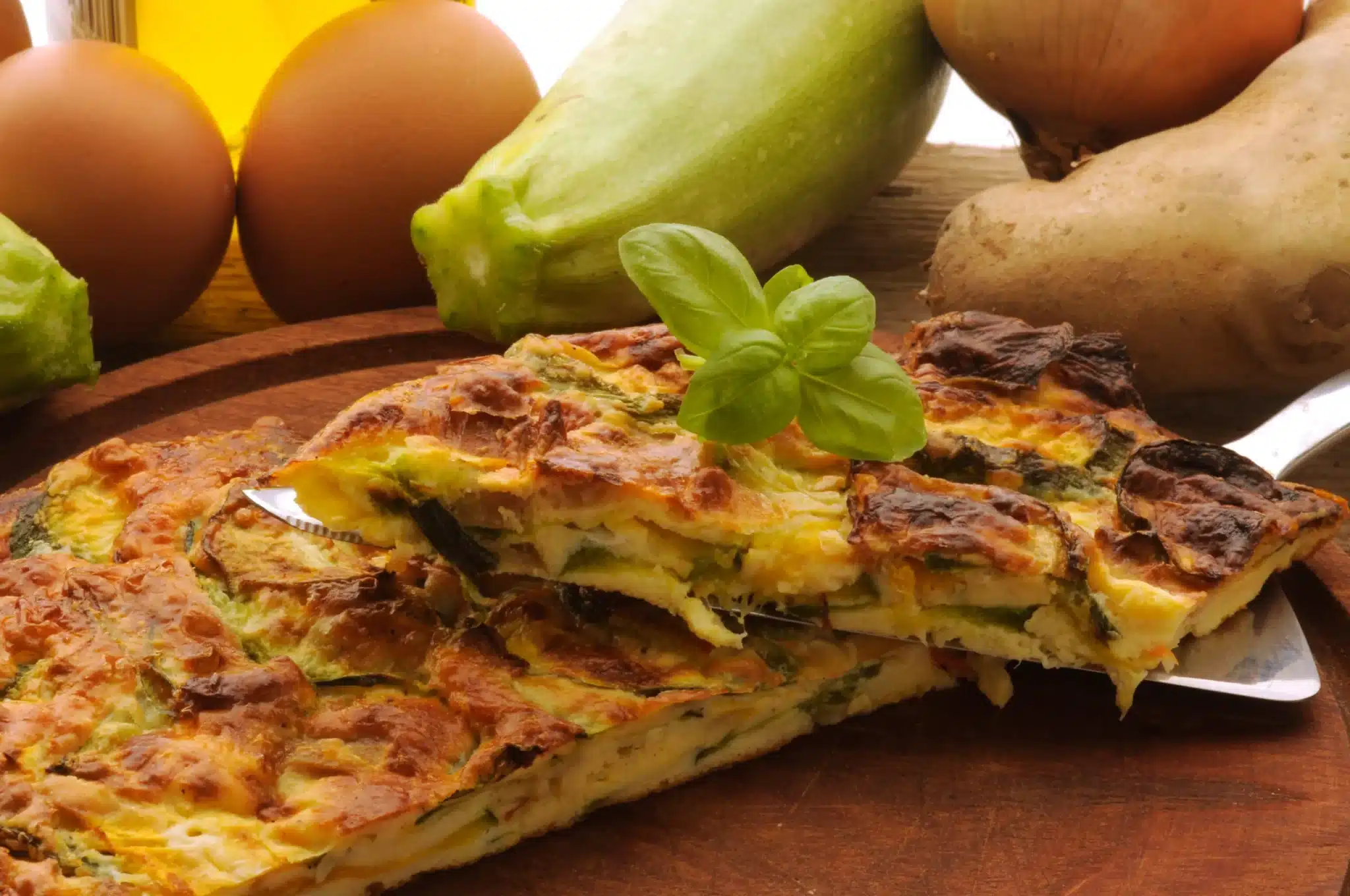 Frittata di zucchine, cipolle e basilico light: la cuocio con pochissimo olio e senza acqua 1 AdobeStock 42013646 1 scaled.jpeg.webp