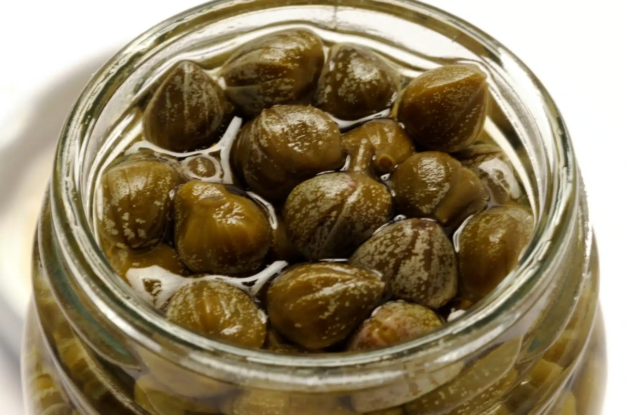 Capperi sotto aceto, sotto sale o in salamoia: prepariamo tutte e 3 le ricette 1 Capperi sotto aceto scaled.jpg.webp