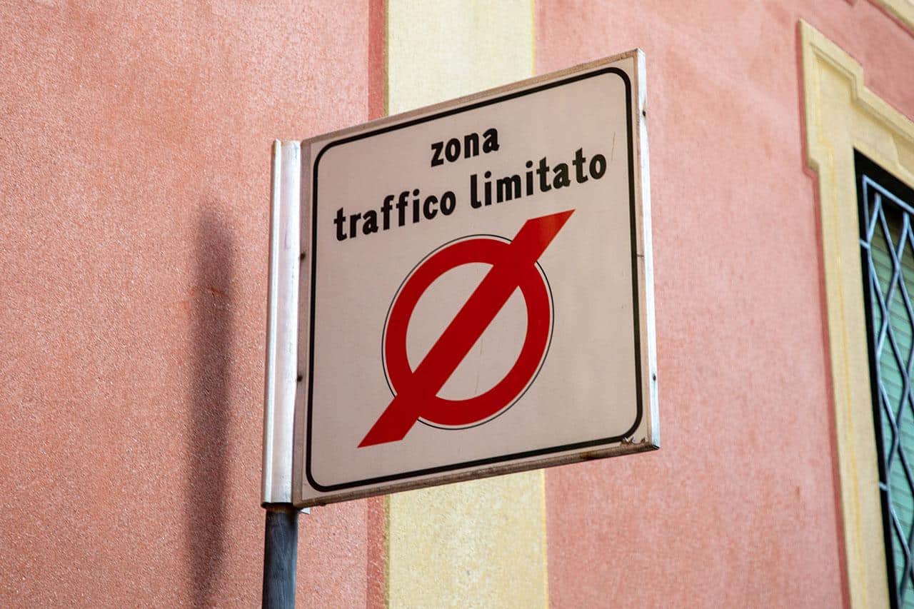 Auto ibride nelle ZTL: i Comuni possono negare l’accesso 1 Cartello ZTL.jpg