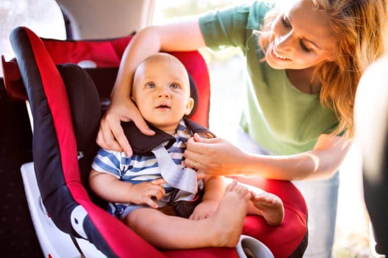 Mamma allaccia bambino nel seggiolino auto e1718643194542.jpg