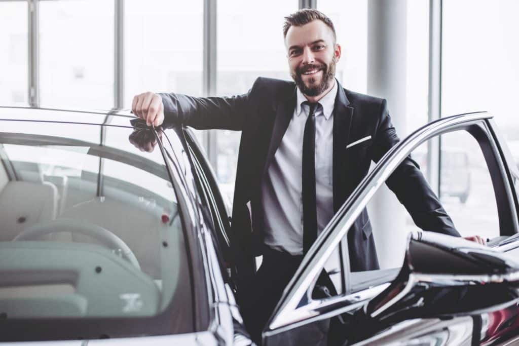 Manager con auto aziendale 1 e1737979018588.jpg