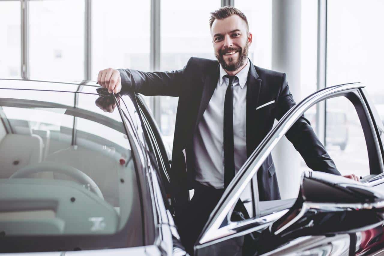 Manager con auto aziendale 1 e1737979018588.jpg