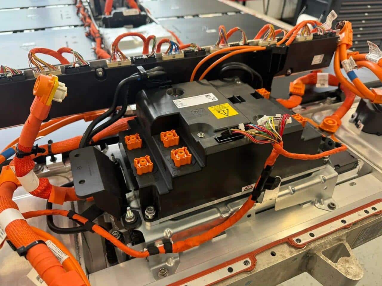 BMW i4: un piccolo incidente si trasforma in un salasso 1 Reset batteria BMW i4 dopo incidente 2 EVClinic e1749552897177.jpg