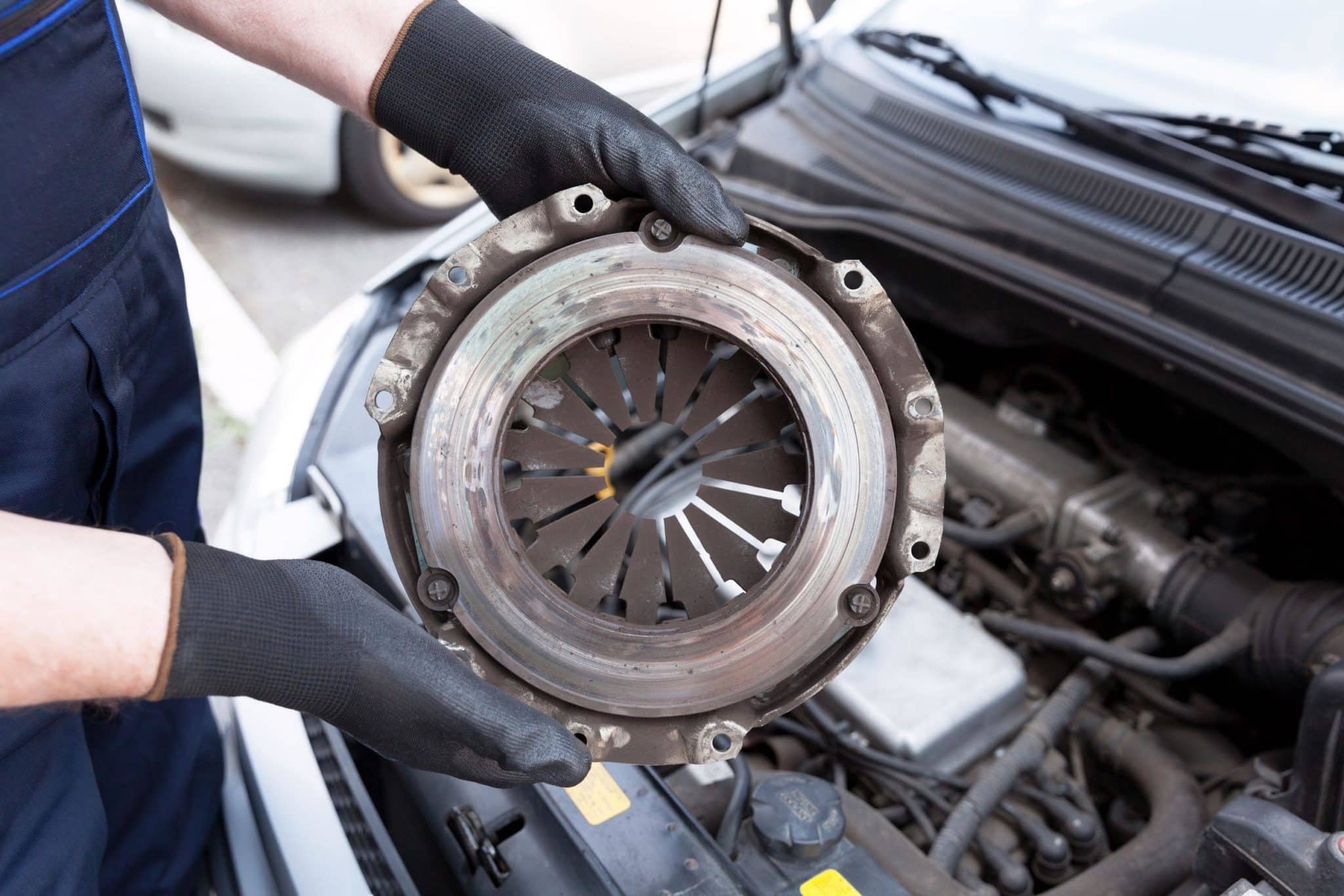 Frizione auto che slitta: cosa fare per evitare il problema? 1 Sostituzione frizione 1.jpg