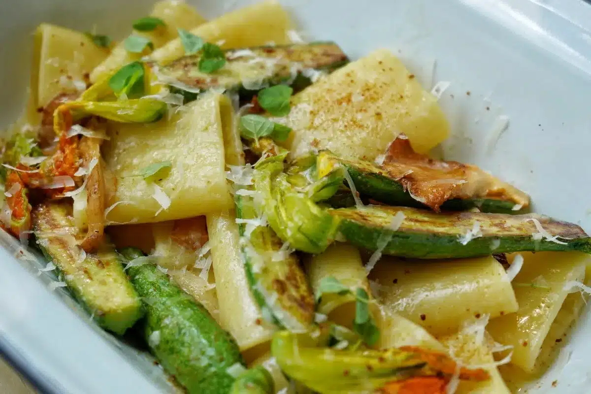 Paccheri cremosi con zucchine e fiori di zucca: il primo piatto che conquista al primo assaggio 1 paccheri zucchine fiori di zucca.jpg.webp