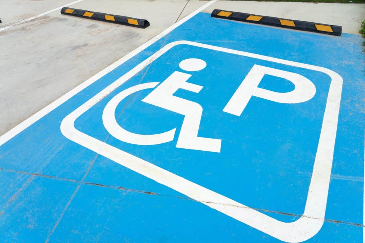 parcheggio auto disabili scaled e1749813366309.jpg