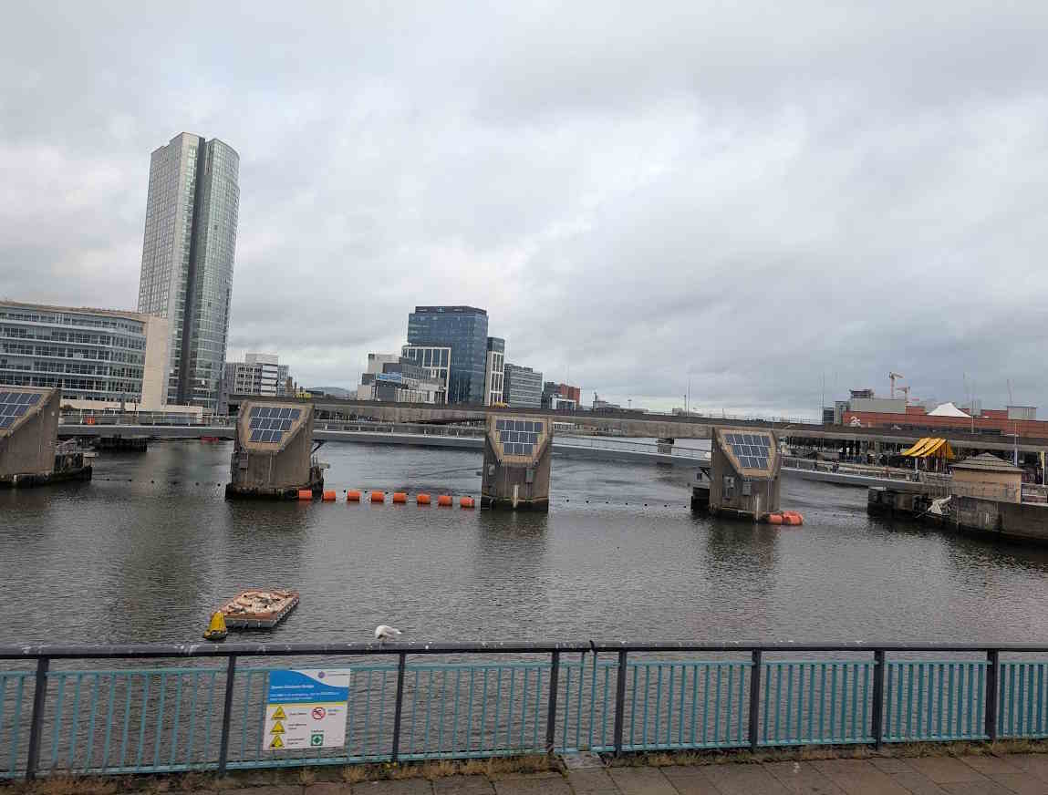 Belfast, alla scoperta della città più green d’Irlanda che non ti aspetti | Cosa vedere e come muoversi 1 ponte pannelli solari.jpg