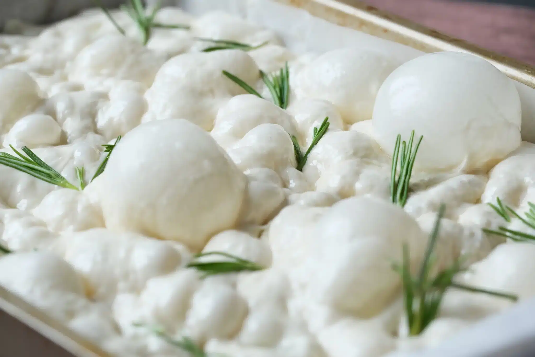 Focaccia all’olio d’oliva morbidissima: la mia ricetta infallibile 1 AdobeStock 1473866222 scaled.jpeg.webp