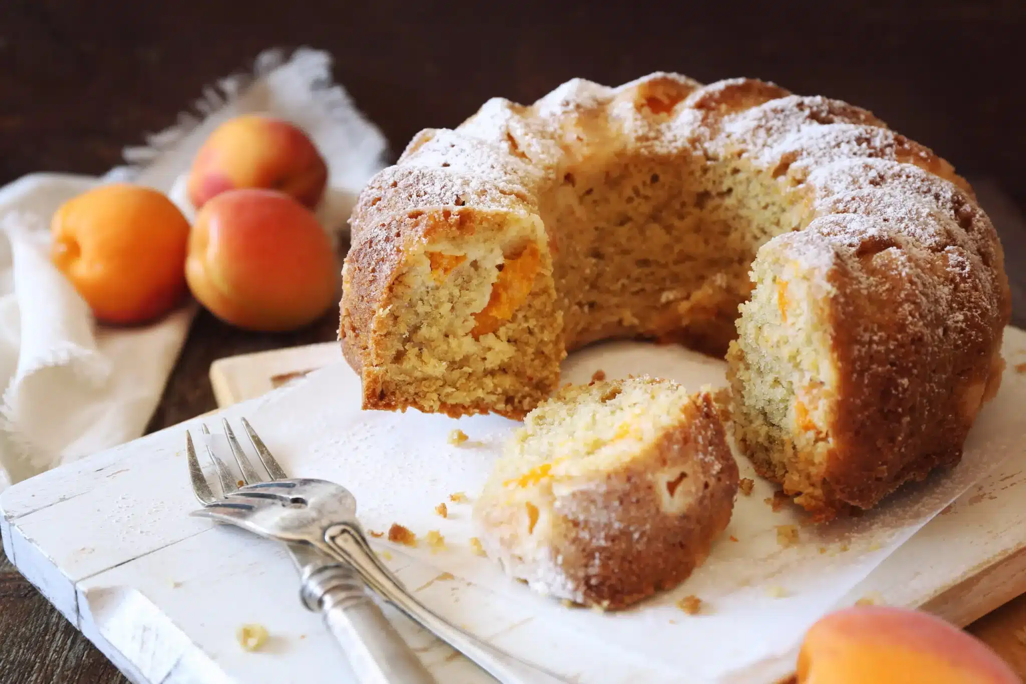 Ciambellone alle albicocche fresche: super profumato e goloso! 1 AdobeStock 287363090 scaled.jpeg.webp