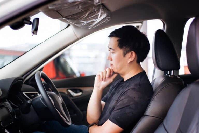 Cliente in concessionaria auto in Giappone e1725622944416.jpg