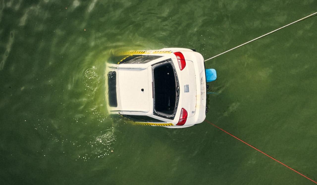 Cosa fare se l’auto finisce in acqua? Istruzioni per salvarsi 1 Come uscire da uauto che affonda finita in acqua OAMTC.jpg
