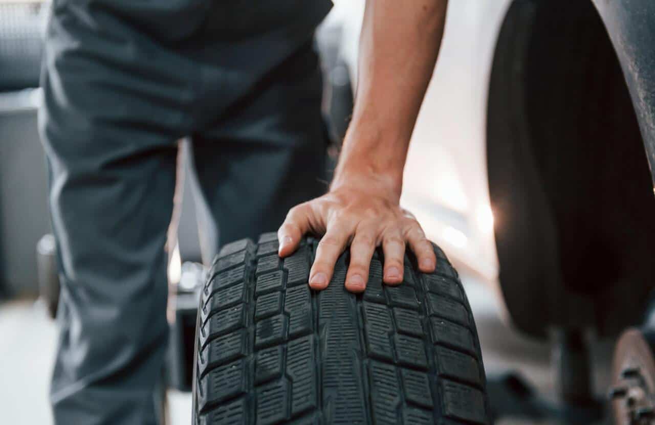 Pneumatici: il 20% delle auto ha problemi, allarme per le vacanze 1 Gommista smonta pneumatico invernale da unauto e1748352799997.jpg