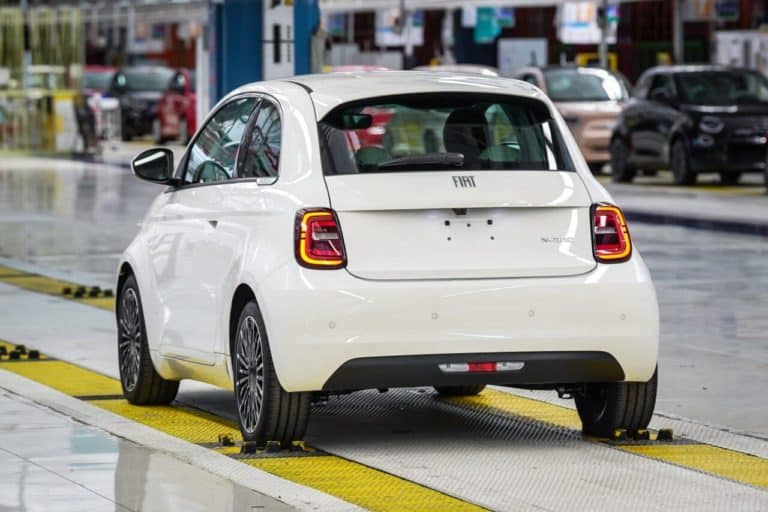Nuova Fiat 500 ibrida 2025 retro scaled e1751889244938.jpg