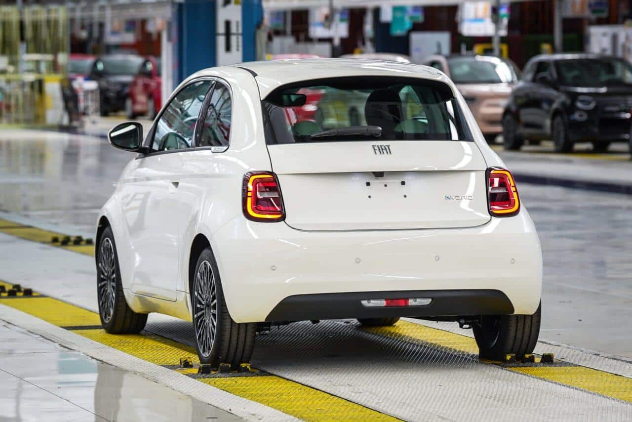 Nuova Fiat 500 ibrida, inizia la produzione: prezzo e caratteristiche 1 Nuova Fiat 500 ibrida 2025 retro scaled e1751889244938.jpg