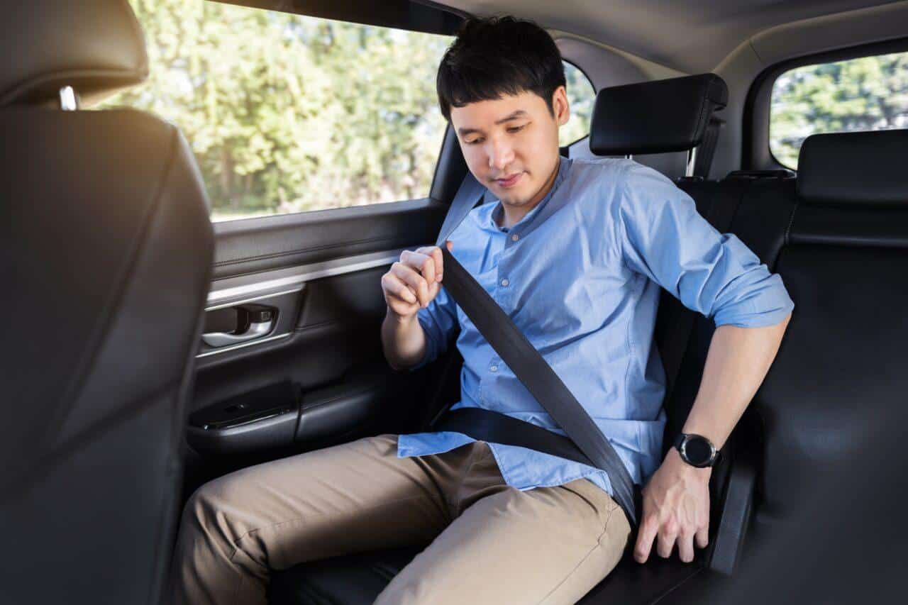 Cintura di sicurezza: chi risponde se il passeggero la toglie? 1 Passeggero auto allaccia la cintura di sicurezza sul sedile posteriore e1715931202238.jpg