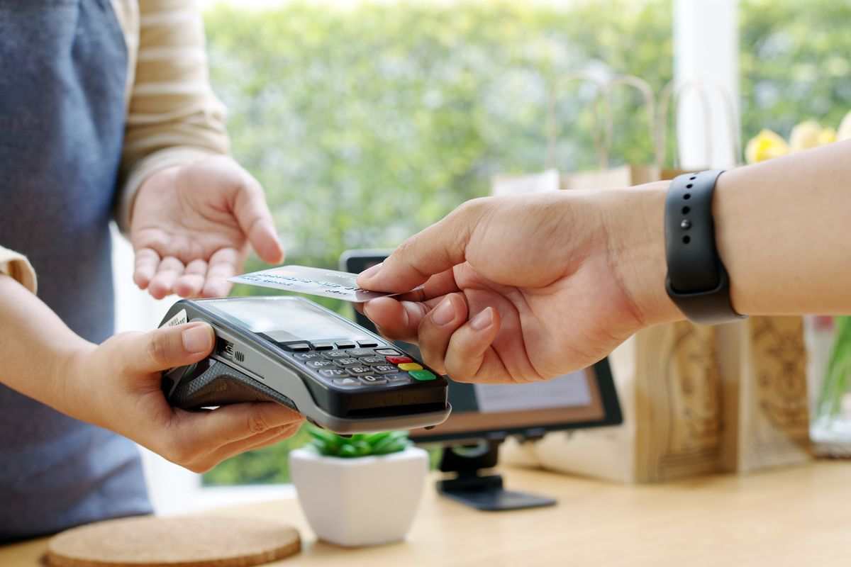 Allarme Bancomat, attenti ai pagamenti con il POS: rischi di perdere tutti i soldi se non fai questa operazione 1 SH pagamento pos negozio 20250712 Notiziemusica.it .jpg