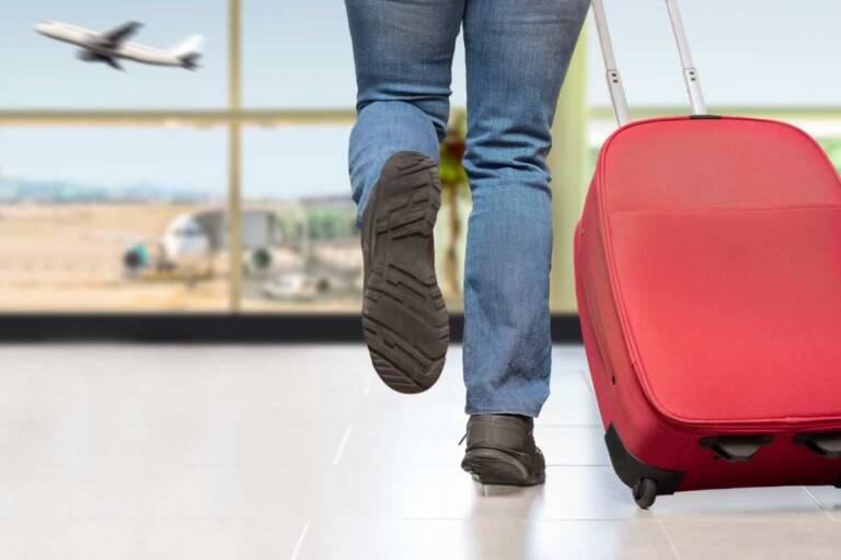 SH viaggiare vacanze aeroporto valigia 11072025 notiziemusica.it 768x512.jpg