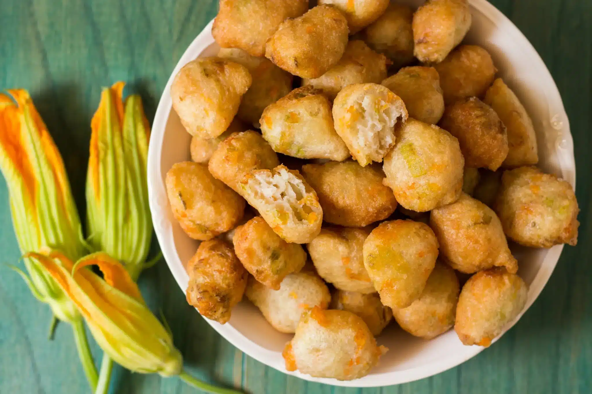 Zeppoline di fiori di zucca: puoi mangiarle dolci o salate! 1 Zeppole di zucchine scaled.jpeg.webp