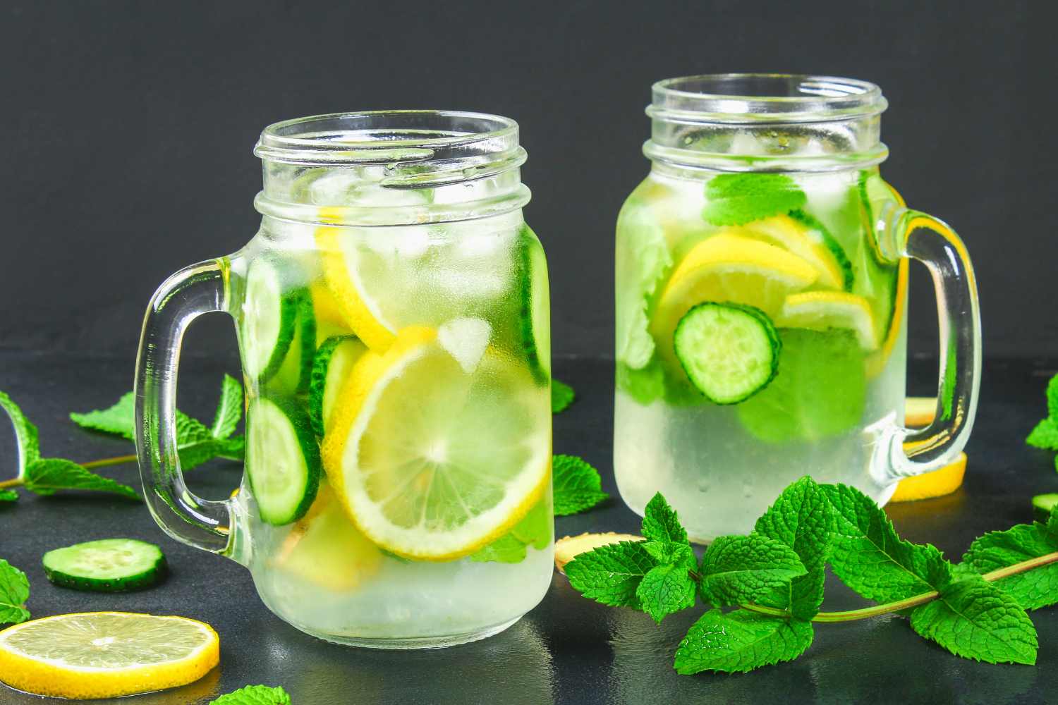Mal di testa da afa: prova questo rimedio della nonna (approvato dalla scienza) 1 acqua sale limone menta.jpg