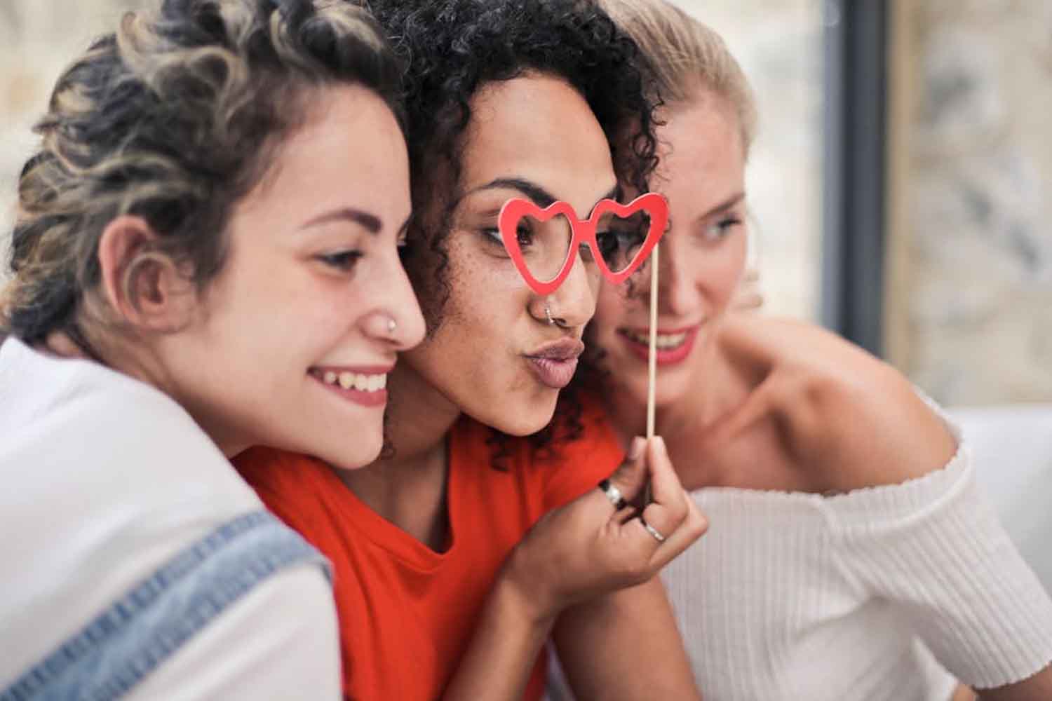 Di quanti amici “veri” hai veramente bisogno? Studio rivela il numero perfetto (e non è 3) 1 amiche.jpg