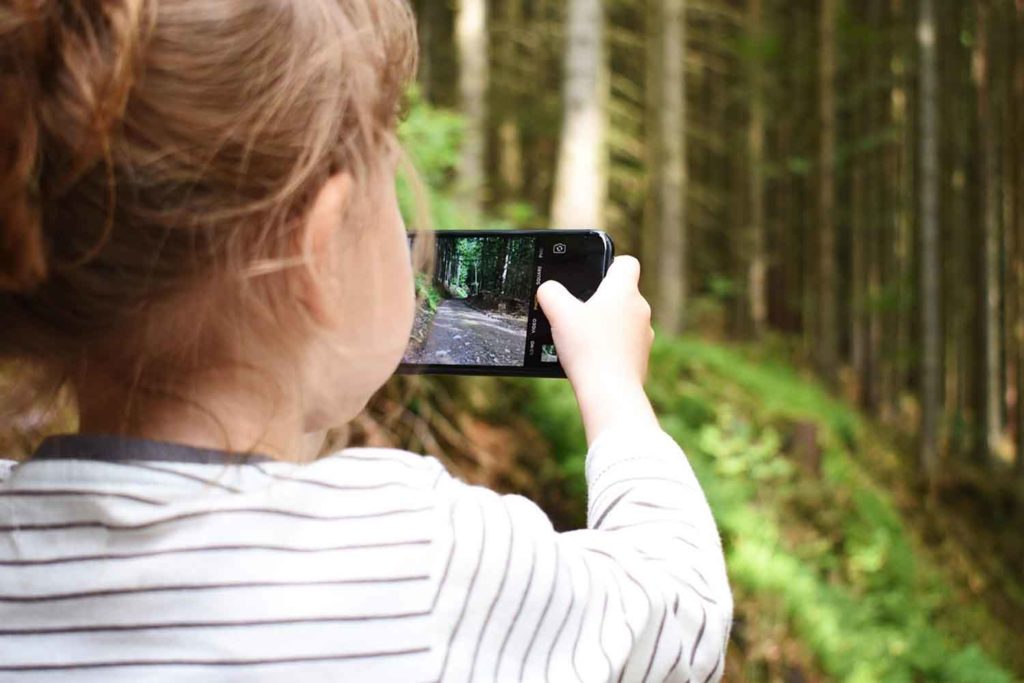 bambina smartphone.jpg