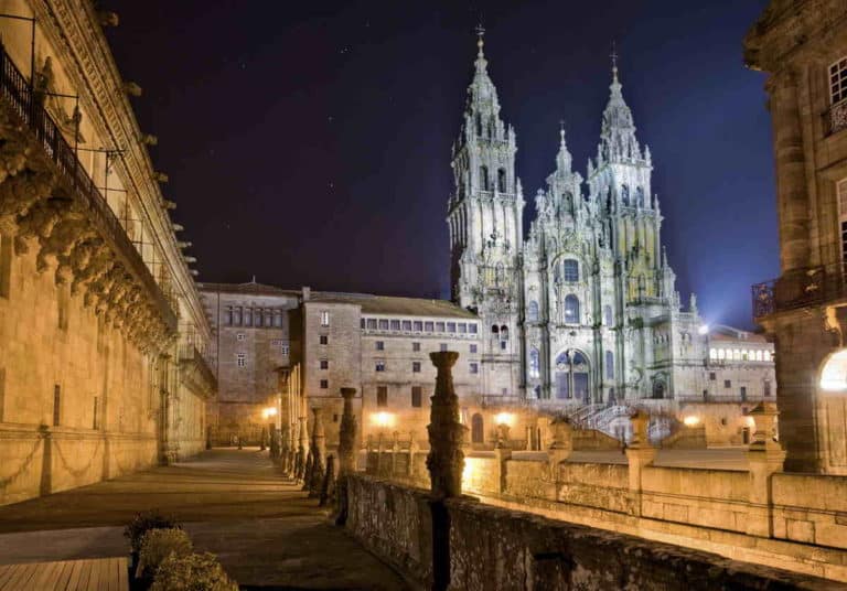 iStock cattedrale Santiago Compostela.jpg