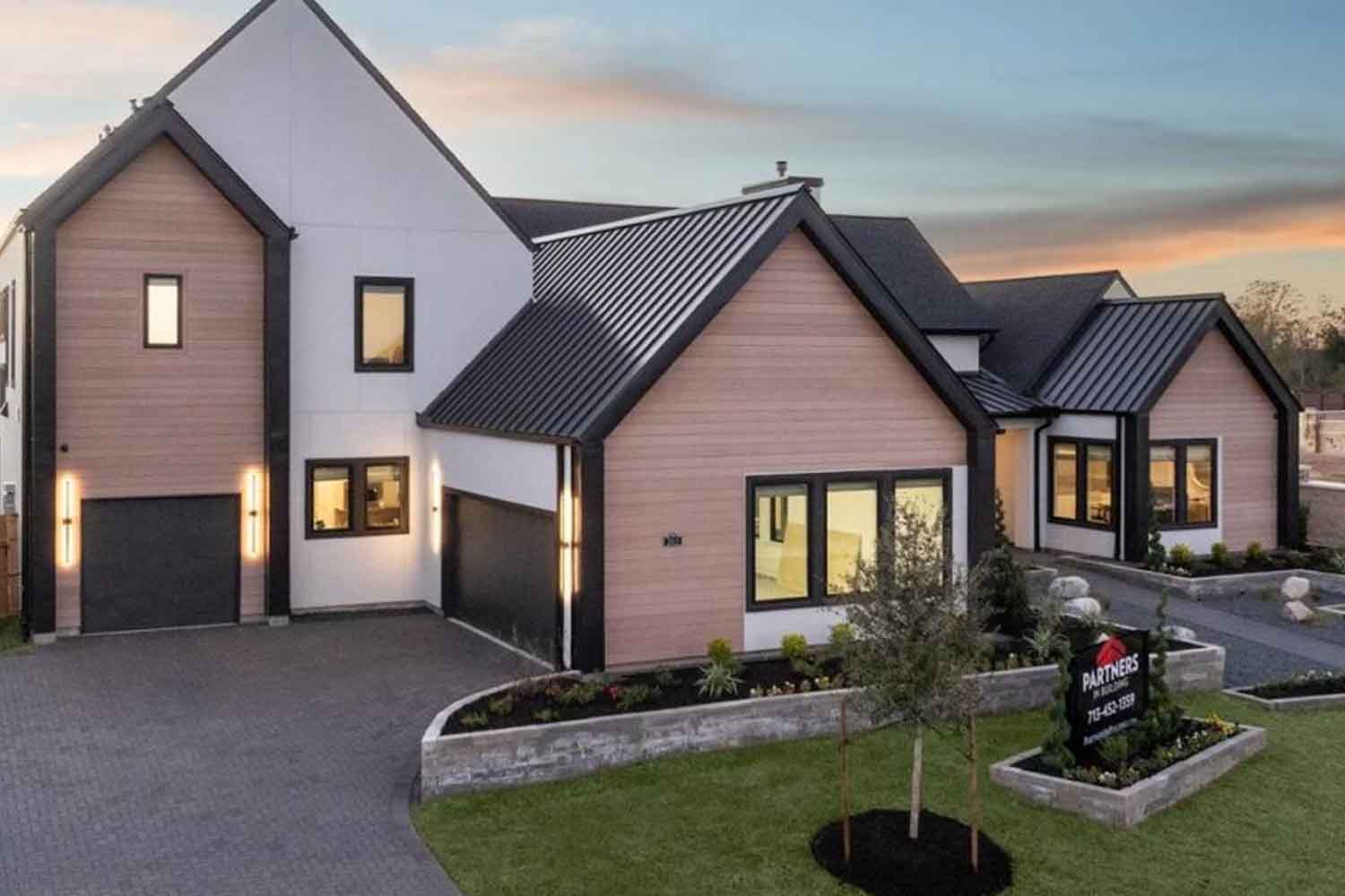 Questo rivestimento per la casa sembra legno ma è realizzato con lolla di riso e salva migliaia di alberi 1 ACRE Modern Mill.jpg