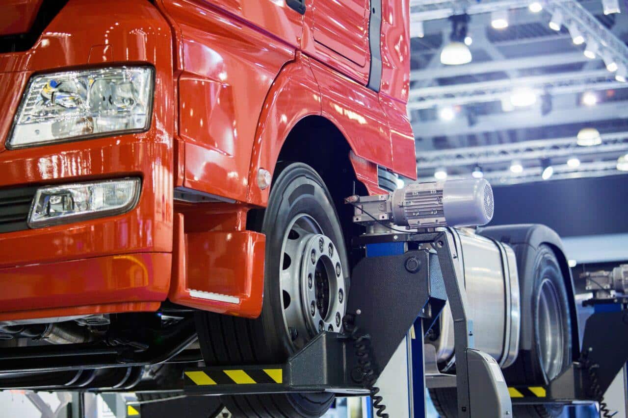 Revisione mezzi pesanti: novità sull’impiego del personale esterno 1 Camion in officina durante i controlli tecnici di revisione e1726650064194.jpg