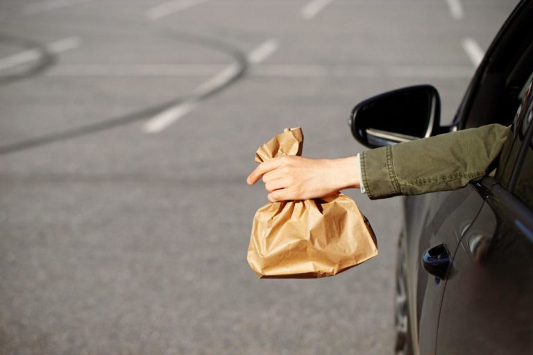 Gettare rifiuti auto e1755877620384.jpg
