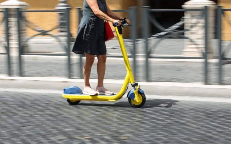 Monopattino elettrico a noleggio scaled e1754053453437.jpg