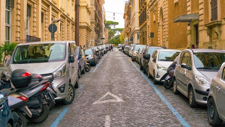Strisce blu di Roma.jpg