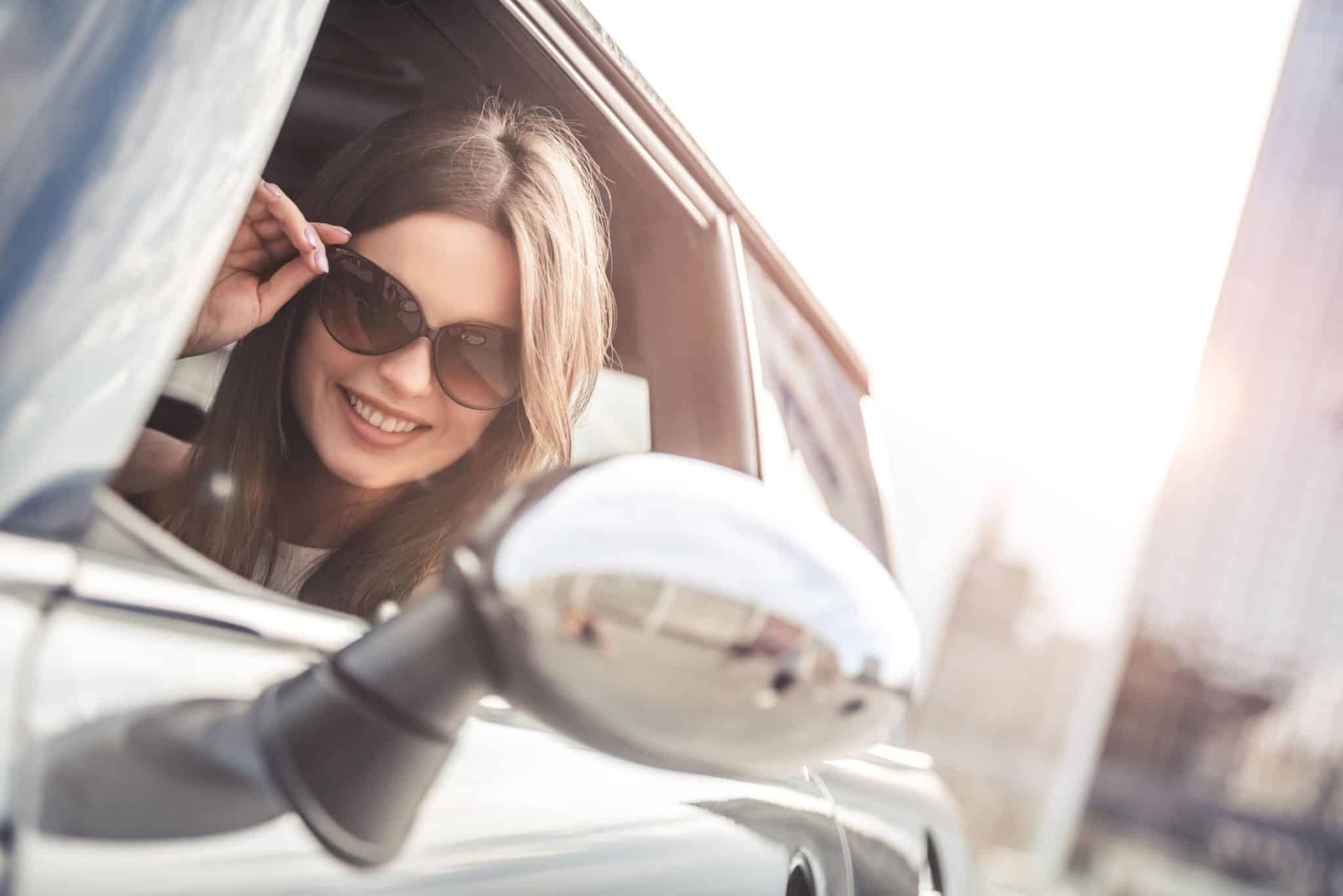 Guidare con il sole negli occhi: consigli per evitare l’abbagliamento 1 abbagliamento sole guida con occhiali2.jpg