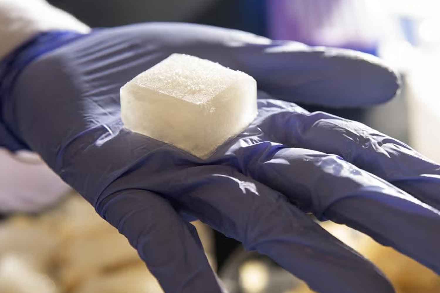 Non si scioglie e si può riutilizzare: scienziati creano un ghiaccio gelatinoso che cambia tutto 1 jelly ice UC Davis.jpg